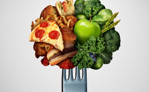 Opções de alimentos saudáveis e não tão saudáveis