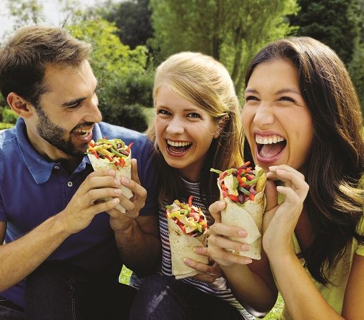 pessoas felizes comendo alimentação