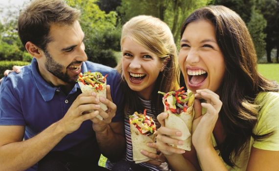 pessoas felizes comendo alimentação