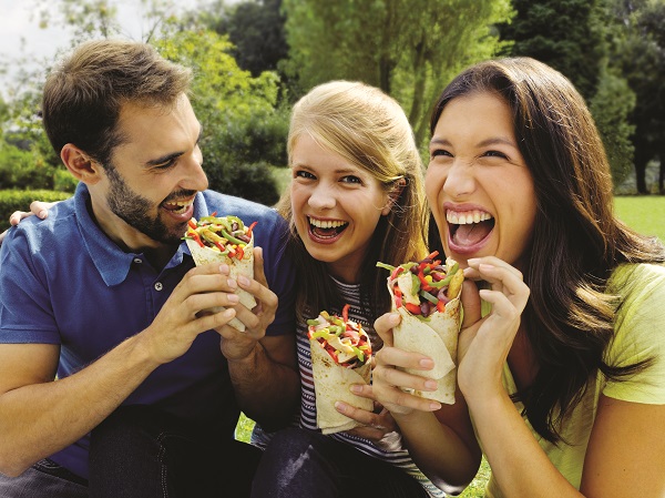 pessoas felizes comendo alimentação