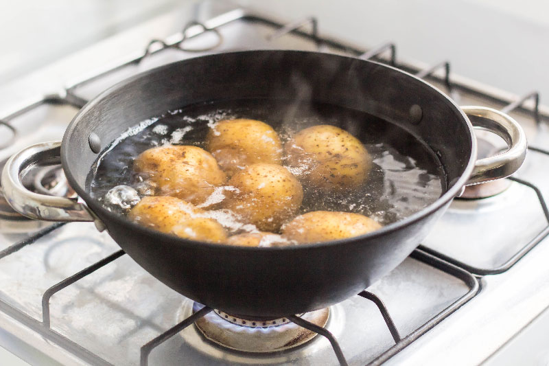 Batatas sendo cozidas em água fervente