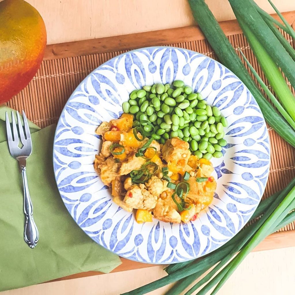 Frango com manga e curry acompanhado de Edamame